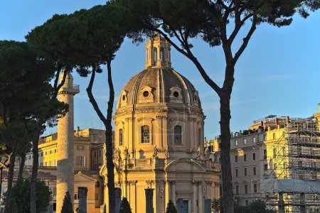 Téléchargez les photos : Vue de la Basilique Ulpia depuis la Via dei Fori Imperiali en fin d'après-midi - en image libre de droit