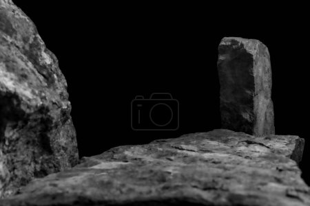 Foto de Una roca vertical para una exhibición de producto, mostrando una superficie de piedra borrosa que conduce a una pequeña estructura natural con una base texturizada poco profunda. - Imagen libre de derechos