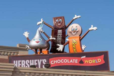 Téléchargez les photos : Hershey Pennsylvanie, États-Unis-4 décembre 2021 Hersheys Chocolate World Candy Characters Accueille les touristes à l'entrée du magasin de détail Hersheys. - en image libre de droit