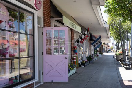 Foto de Stone Harbor, New Jersey-June 6, 2022: Una encantadora fila de tiendas a lo largo de la Tercera Avenida en el centro de Stone Harbor - Imagen libre de derechos