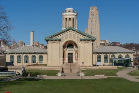 Pittsburgh, Pennsylvanie, États-Unis : 24 mars 2024 : Hamerschlag Hall sur le campus de l'Université Carnegie Mellon et la cathédrale d'apprentissage sur le campus de l'Université de Pittsburgh par une belle journée de printemps