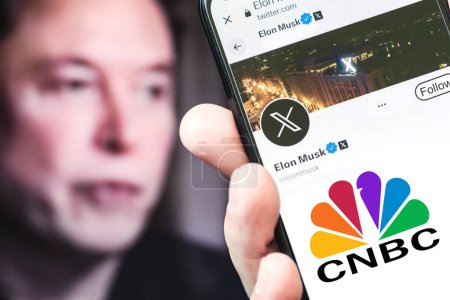 Téléchargez les photos : 2024 Elon Musk Page de compte Twitter sur un smartphone avec logo CNBC et Elon Musk en arrière-plan. - en image libre de droit
