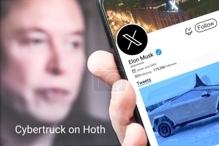 Téléchargez les photos : Poltava, Ukraine - 6 mars 2024 : Elon Musk Page de profil Twitter sur un écran de smartphone avec un nouveau tweet. En arrière-plan se trouve un portrait flou d'Elon Musk et une citation de son tweet. - en image libre de droit