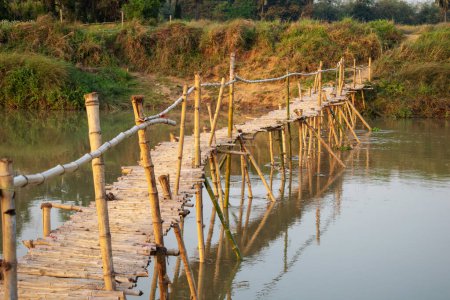Imágenes de las remotas áreas rurales subdesarrolladas en la India donde los aldeanos arriesgan sus vidas para cruzar ríos en pasarelas de bambú. Enfoque selectivo