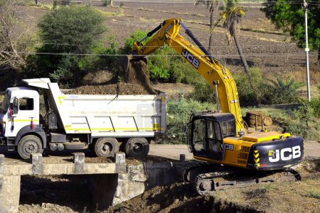 Foto de 08-05-2020,Bhadapipalya, Madhya Pradesh, India. La moderna excavadora JCB realiza trabajos de excavación en el sitio de construcción - Imagen libre de derechos