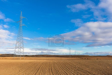 Foto de Estructura metálica de torres eléctricas para transportar electricidad de los generadores eólicos. Torres de alta tensión líneas eléctricas contra el cielo - Imagen libre de derechos