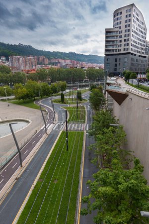 Foto de Vista de la ciudad de Bilbao. Ambiente urbano, edificios modernos, metro cerca del museo. - Imagen libre de derechos
