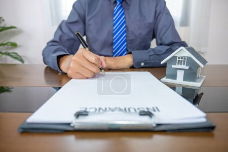 Téléchargez les photos : Agents immobiliers stylo à main explique le contrat d'affaires pour la signature d'un contrat d'affaires, location, achat, hypothèque, prêt ou assurance habitation. - en image libre de droit