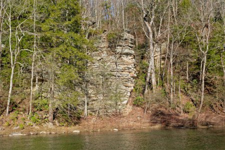 Téléchargez les photos : Falaises rocheuses imposantes le long du ruisseau de la canne à une aire de pique-nique à automne ruisseau tombe dans le Tennessee par une journée ensoleillée en hiver - en image libre de droit