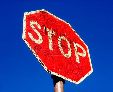 Téléchargez les photos : Stop signe sur le fond bleu ciel - en image libre de droit