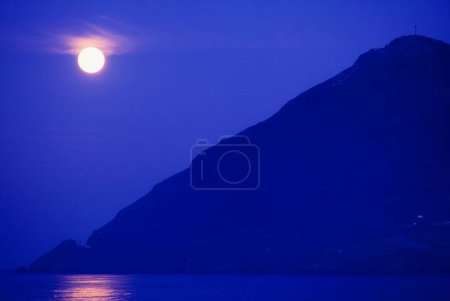 Foto de La Luna Brilla sobre Bray Head; Condado de Wicklow Irlanda - Imagen libre de derechos