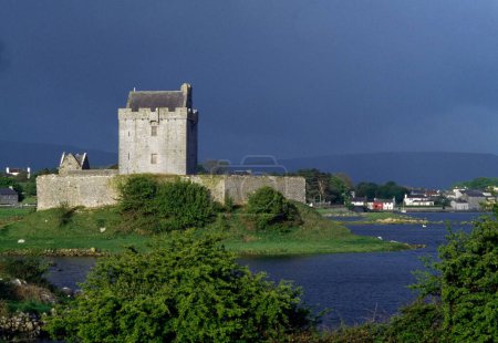 Téléchargez les photos : Dunguaire Castle, Kinvara, comté de Galway, Irlande - en image libre de droit