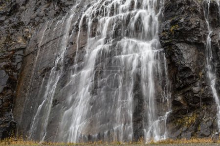 Foto de Salpicando cascada sobre pared de roca rugosa, pueblo de Harrison Hot Springs; Columbia Británica, Canadá - Imagen libre de derechos