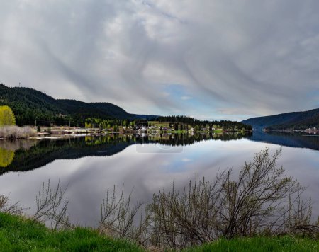 Vista panorámica de la comunidad frente al lago en el lago MacLeese con un cielo nublado; Interior Central de British Columbia, British Columbia, Canadá