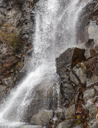 Foto de Salpicando cascada sobre pared de roca rugosa, pueblo de Harrison Hot Springs; Columbia Británica, Canadá - Imagen libre de derechos