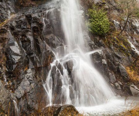 Téléchargez les photos : Cascade éclaboussante au-dessus d'une paroi rocheuse accidentée, Village de Harrison Hot Springs ; Colombie-Britannique, Canada - en image libre de droit