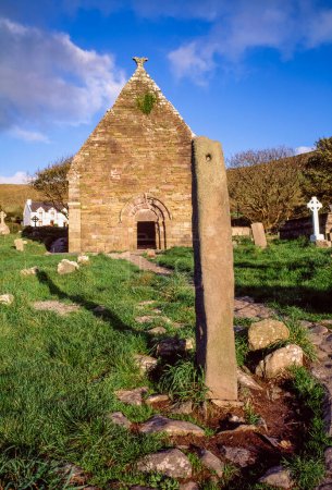 Téléchargez les photos : Ancient Abbeys, Romaneque Doorway And Sundial, Kilmalkedar Dingle Co Kerry - en image libre de droit