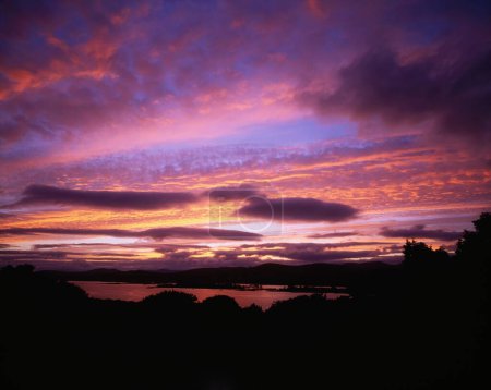 Kenmare Bay, Co Kerry, Irlande ; coucher de soleil sur Kenmare Bay