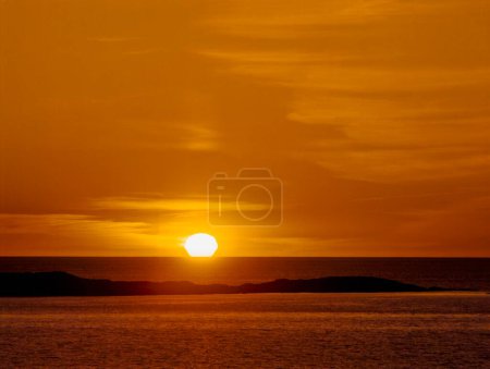Co Galway, Irlande ; coucher de soleil sur la mer