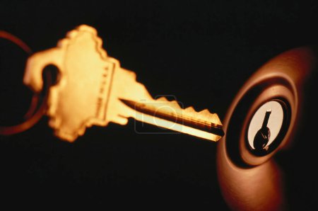 Téléchargez les photos : Gros plan de la clé avec trou de serrure et bouton de porte - en image libre de droit