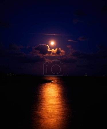 Foto de Luna ilumina el mar - Imagen libre de derechos