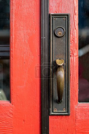 Türgriff und Schloss an rot lackierter Tür; Fairhaven, Washington, Vereinigte Staaten von Amerika