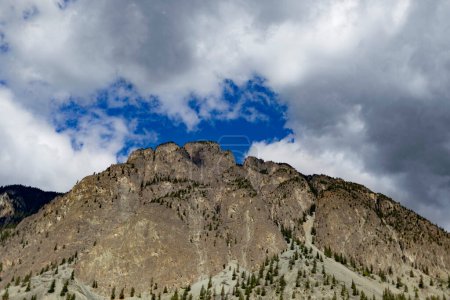 Téléchargez les photos : Vue du sommet des montagnes et du ciel nuageux le long de la route au nord de Surrey jusqu'à Likely ; Colombie-Britannique, Canada - en image libre de droit