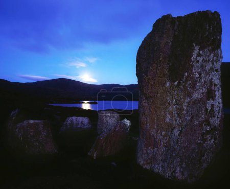 Foto de Uragh Stone Circle, Co Kerry, Irlanda; Círculo de piedra y lago Lit by the Moon - Imagen libre de derechos