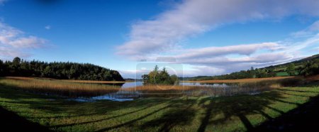 Téléchargez les photos : Lough Meelagh, Co Leitrim, Irlande ; Lac avec des reflets tôt le matin Soleil - en image libre de droit