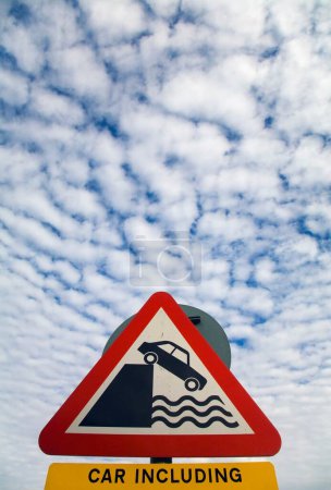 Téléchargez les photos : Panneau d'avertissement à un passage à niveau, Windermere, Royaume-Uni - en image libre de droit