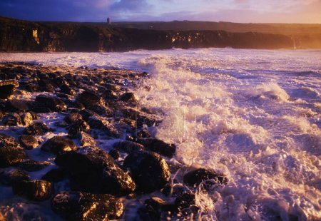 Téléchargez les photos : Vagues s'écrasant contre le rivage ; Doolin County Clare Irlande - en image libre de droit