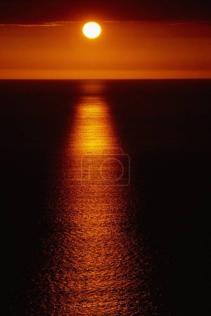 Foto de Fascinante paisaje marino con puesta de sol naranja - Imagen libre de derechos