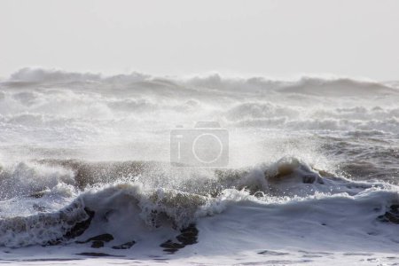 Téléchargez les photos : Ballydowane Cove, Copper Coast, Co Waterford, Irlande ; Stormy Sea - en image libre de droit