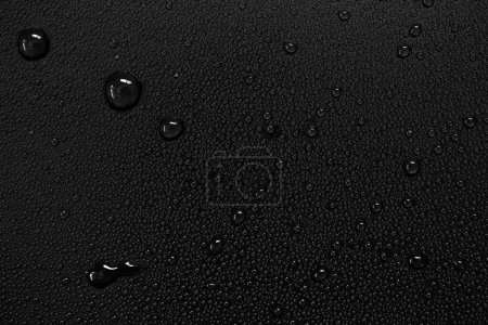 Foto de Gotas de agua sobre fondo negro. - Imagen libre de derechos