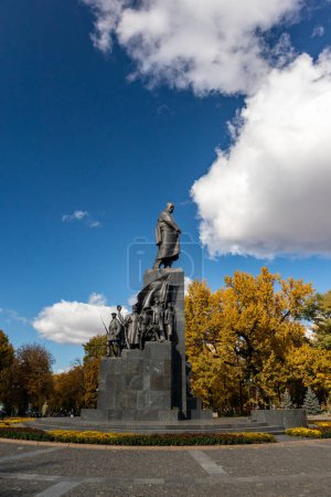 Téléchargez les photos : Taras Shevchenko Monument dans le parc du centre-ville de Kharkiv. Ambiances automnales, arbres jaunes et ciel bleu épique avec des nuages blancs dans le jardin de la ville de Chevtchenko, Ukraine - en image libre de droit