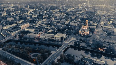 Mariä-Verkündigung-Kathedrale mit Lichterglanz in grau farblosem Stadtbild. Luftaufnahme der orthodoxen Kirche der Stadt Charkiw in der Innenstadt der Ukraine