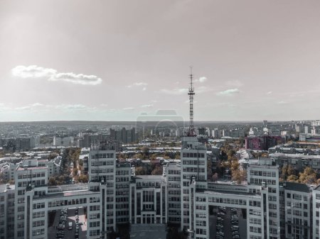 Foto de Vista aérea del edificio Derzhprom con cielo gris paisaje nublado en el centro de la ciudad de Kharkiv, Ucrania. Arquitectura destino turismo - Imagen libre de derechos