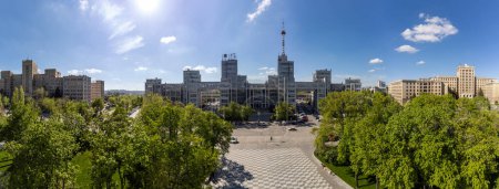Téléchargez les photos : Vue aérienne sur les bâtiments de Derzhprom et de l'Université nationale Karazin sur la place verte de la Liberté avec un ciel bleu ensoleillé à Kharkiv, Ukraine - en image libre de droit