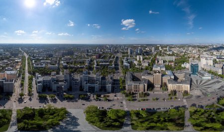 Foto de Vista aérea de Derzhprom, norte de la Universidad Nacional de Karazin y los edificios del hotel en la Plaza de la Libertad, vegetación de primavera y el cielo azul en Kharkiv, Ucrania - Imagen libre de derechos