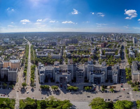 Weitwinkelpanorama des Derzhprom-Gebäudes auf dem Platz der Freiheit im grünen Frühling im Stadtzentrum von Charkiw, Ukraine. Konstruktivistische Architektur