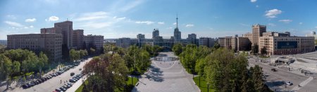 Luftaufnahme von Derzhprom, den Universitätsgebäuden von Karazin und dem Platz der Freiheit mit blauem Himmel im Frühling im Stadtzentrum von Charkiw, Ukraine. (Übersetzung - Karazin-Universität, Klassiker im Voraus)