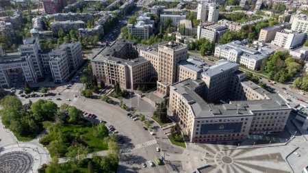 Téléchargez les photos : Vue aérienne vers le bas sur le bâtiment nord de l'Université Karazin sur la place Freedom au printemps ville de Kharkiv, Ukraine. (Traduction - Université Karazin, les classiques à l'avance) - en image libre de droit