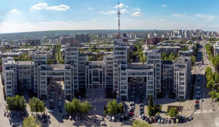 Foto de Vista aérea del edificio Derzhprom y calles con cielo azul paisaje nublado en primavera Kharkiv centro de la ciudad, Ucrania. Arquitectura constructivista - Imagen libre de derechos