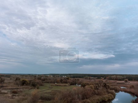 Ciel gris aérien nuageux au-dessus de la vallée de la rivière lunaire dans la campagne automnale