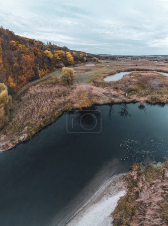 Valle del río aéreo panorámica vertical panorámica en otoño con cielo nublado gris en la campiña de Ucrania
