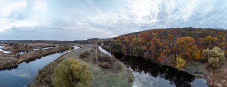 Panorama aérien de la courbe de la rivière avec forêt d'automne et ciel gris nuageux en Ukraine