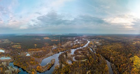 Aerial Herbst Flusstal-Panorama mit bunten bewaldeten Flussufern und malerischem Himmel in der Ukraine