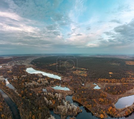 Otoño aéreo Siverskyi Donets panorama del valle del río con bosque a orillas del río y nubes dramáticas en Ucrania