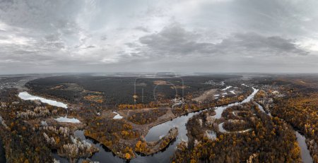 Panorama aérien d'automne de la vallée de la rivière Siverskyi Donets avec des berges boisées dorées et un paysage nuageux gris