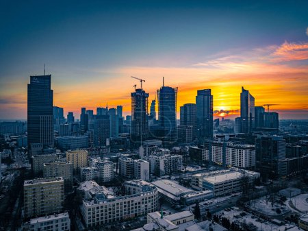 Téléchargez les photos : Varsovie lever de soleil un matin d'hiver - en image libre de droit